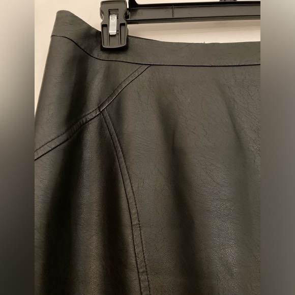 BCBG MAXAZRIA BLACK VEGAN LEATHER PENCIL SKIRT SZ MEDIUM—STUNNING! - Picture 3 of 13